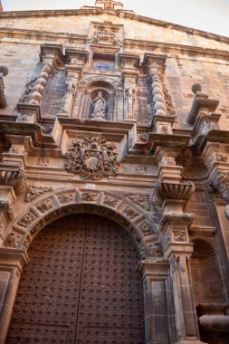 Calaceite Kilisesi 'nin görkemli cephesinde Süleyman sütunları, oymaları ve taş kabartmaları ile zengin Barok süslemeleri sergilenmektedir..