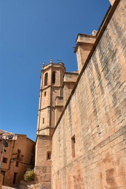 Etkileyici giriş ve Kretas 'taki Varsayım Kilisesi' nin temeli Teruel, açık mavi gökyüzünün altında.. 