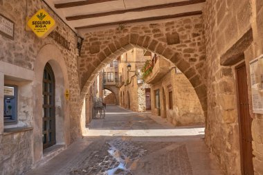 Kretas, Aragon, İspanya - 4 Eylül 2025, Kretas, Teruel köyünün göbeğinde taş kemerli güzel bir geçit. 