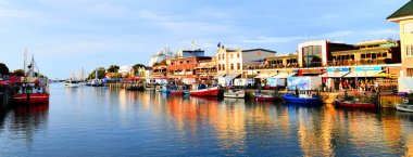 Warnemnde, Almanya -21 Eylül 2025 - Fotoğraf, Rostock kentinin sahil beldesi ve bir ilçesini gösteriyor. Akşamları Warnemuende 'de tekneli kanal.