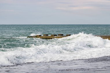 Dalgalar deniz iskelesi bulutlu gün yakın:
