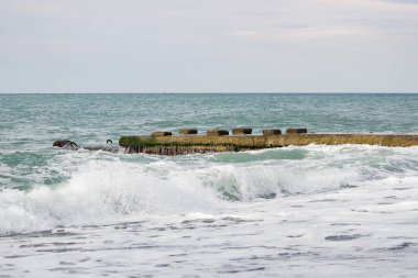 Dalgalar deniz iskelesi bulutlu gün yakın:
