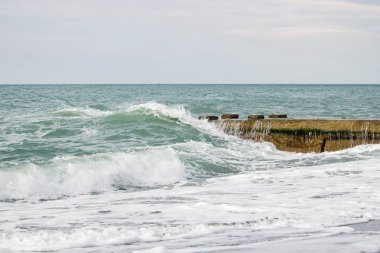 Dalgalar deniz iskelesi bulutlu gün yakın: