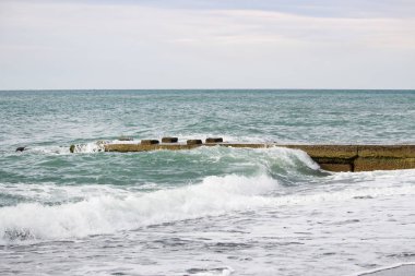 Dalgalar deniz iskelesi bulutlu gün yakın: