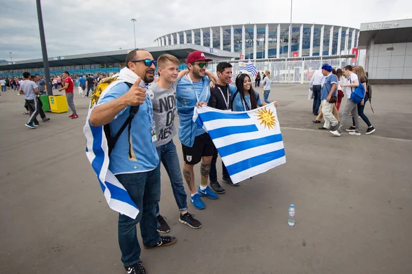 Nizhniy Novgorod, Rusya Federasyonu - 06 Temmuz 2018: Neşeli hayranları Uruguay Uruguay - Fransa maçtan önce. Rusya'nın Dünya Kupası 2018