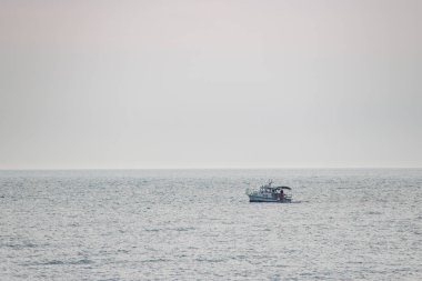 Sonbahar akşam Rusya kara denizde gemi