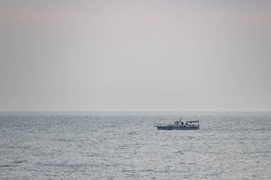 Sonbahar akşam Rusya kara denizde gemi