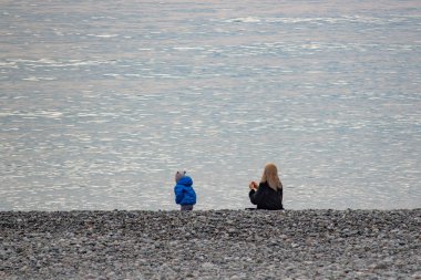 Grup boş plaj arka plan üzerinde insan. Deniz