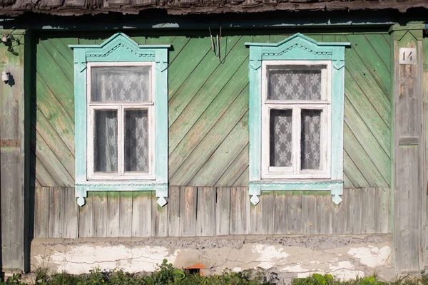 Gün Boyu Eski Duvardaki Iki Ahşap Pencere — Stok fotoğraf