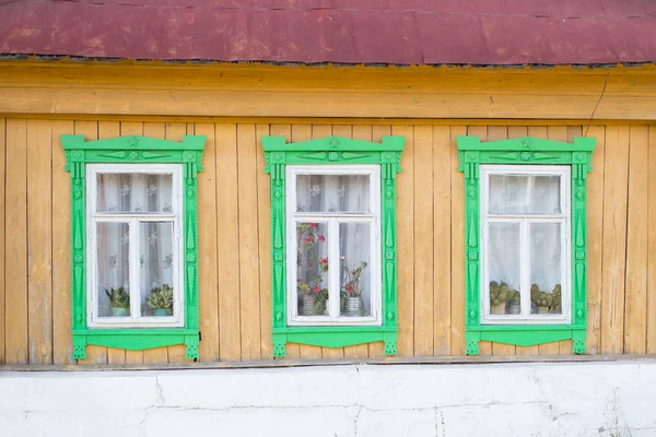 Tres Ventanas Madera Vieja Pared Durante Día —  Fotos de Stock