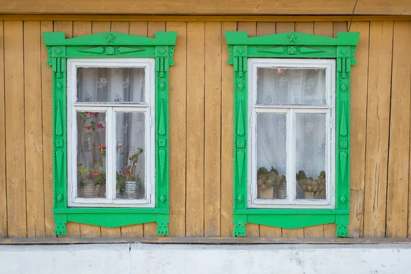 Gün boyu eski duvardaki iki ahşap pencere