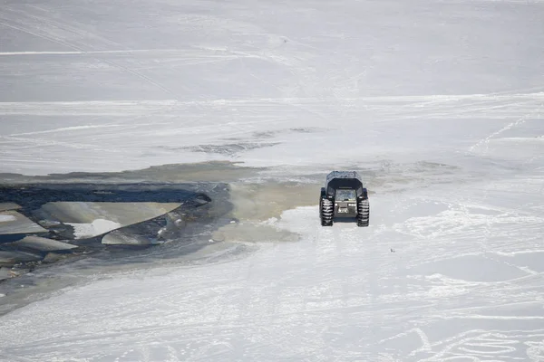 On snowy desert surface race on all-terrain suv top view copy space — Stock Photo, Image