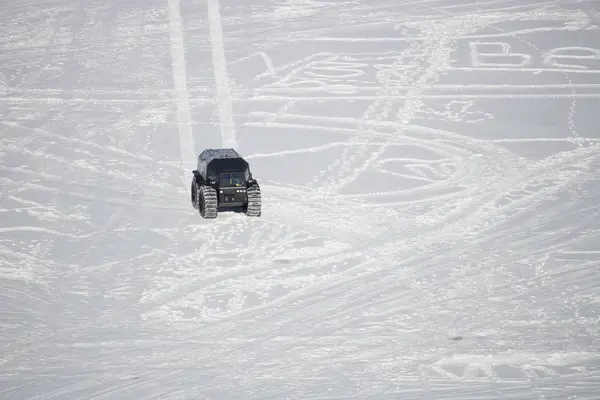 On snowy desert surface race on all-terrain suv top view copy space — Stock Photo, Image