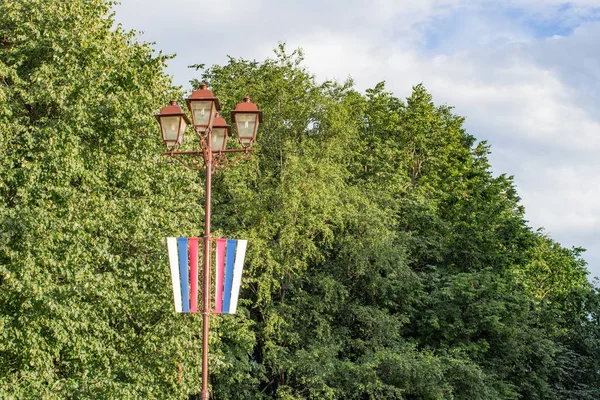 Fener yeşil yeşillik gün arka plan üzerinde bir bayrak ile