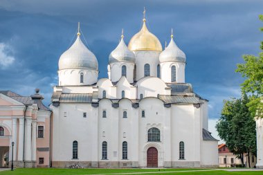 Şehir merkezindeki Novgorod Katedrali'ne beyaz kilise günü