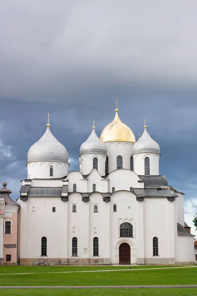 Şehir Merkezindeki Novgorod Katedrali Beyaz Kilise Günü — Stok fotoğraf
