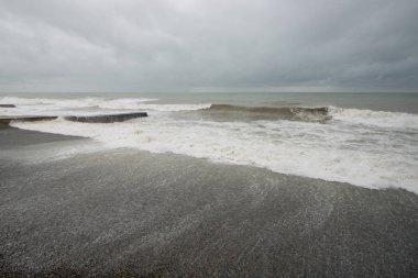 Dalgalar deniz iskelesi bulutlu gün yakın: