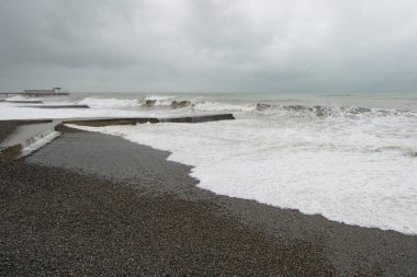 Dalgalar deniz iskelesi bulutlu gün yakın: