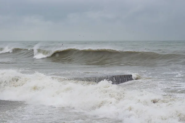 Хвилі Морі Біля Пірсу Розкиданий День — стокове фото