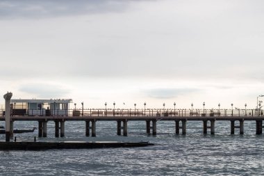 Dalgalar deniz iskelesi bulutlu gün yakın: