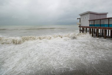 Dalgalar deniz iskelesi bulutlu gün yakın: