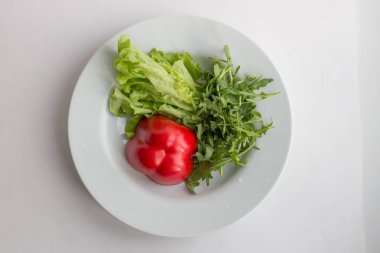 Beyaz arka plan üzerinde izole plaka salata yemek