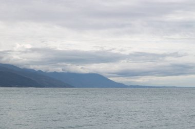 Bulutlu gökyüzü Deniz Manzaralı siluetleri blue Hills Dağları manzara