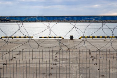 Dikenli tel marina denizde gündüz yaz