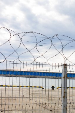 Dikenli tel marina denizde gündüz yaz