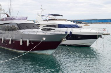 Gündüz Karadeniz limanında iki yatlar