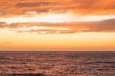 Akşam deniz günbatımı manzara görüntüsü kırmızı turuncu renk