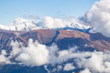 Dağ manzarası. Caucasus yaz gün görünümü orman