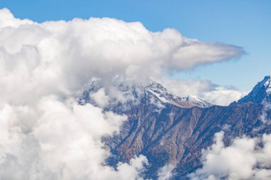 Dağ manzarası. Caucasus yaz gün görünümü orman