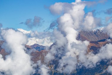 Dağ manzarası. Caucasus yaz gün görünümü orman