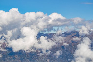 Dağ manzarası. Caucasus yaz gün görünümü orman