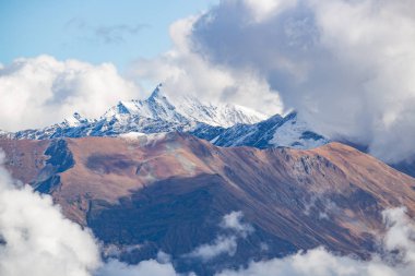 Dağ manzarası. Caucasus yaz gün görünümü orman