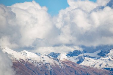 Dağ manzarası. Caucasus yaz gün görünümü orman