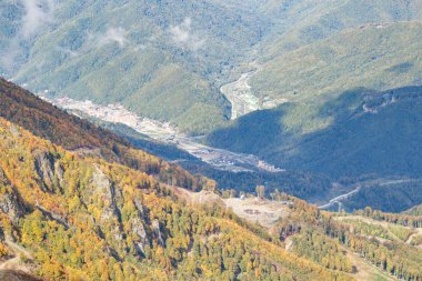 Alan orman Dağları ve evleri uzakta