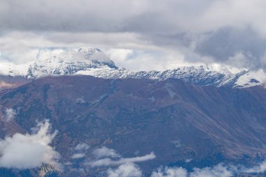 Dağ manzarası. Caucasus yaz gün görünümü orman