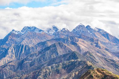 Dağ manzarası. Caucasus yaz gün görünümü orman