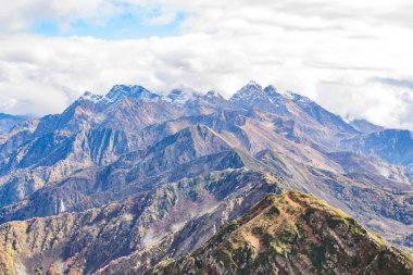 Dağ manzarası. Caucasus yaz gün görünümü orman