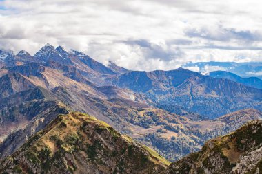 Dağ manzarası. Caucasus yaz gün görünümü orman