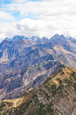 Dağ manzarası. Caucasus yaz gün görünümü orman