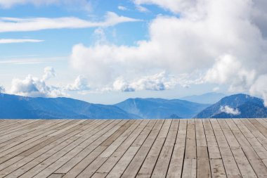 ahşap Resepsiyon alanı, bulutlar ve dağlar. Bahar