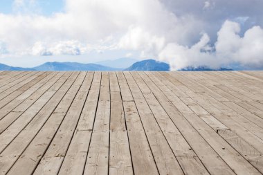 ahşap Resepsiyon alanı, bulutlar ve dağlar. Bahar