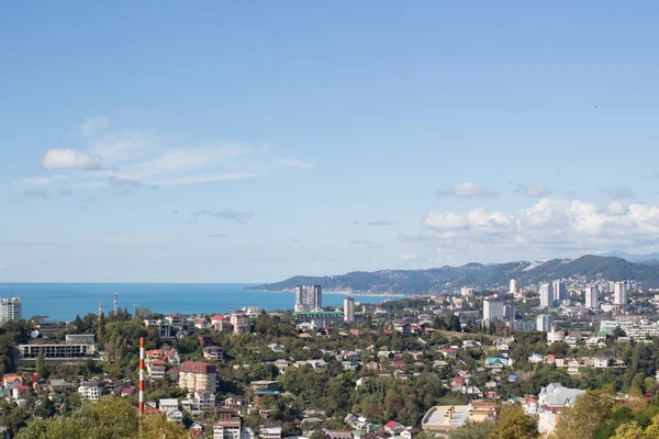 Panorama de la ville au bord de la mer en été — Photo