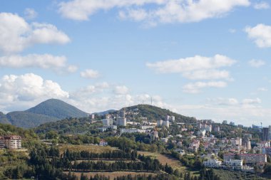 Yaz aylarında dağların tarafından şehrin Panoraması