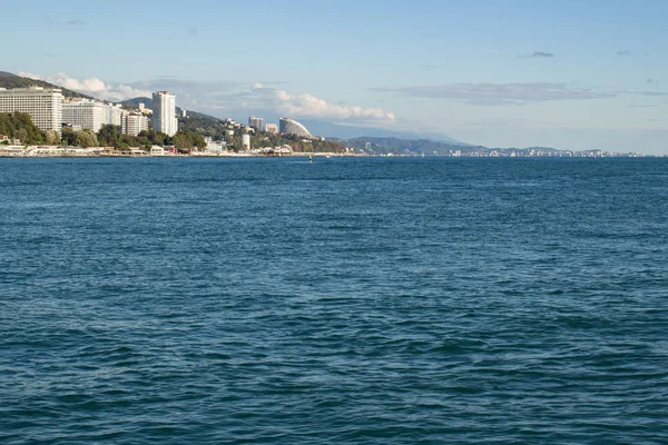 Deniz kıyısından şehir manzarası — Stok fotoğraf