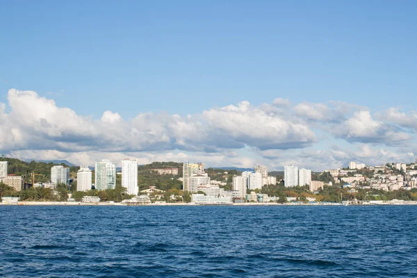 Deniz kıyısından şehir manzarası — Stok fotoğraf