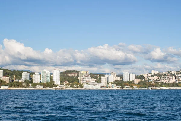 Vue de la côte de la ville depuis la mer — Photo